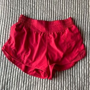 Lululemon hotty hot high-rise lined shorts 2.5” in cherry mist